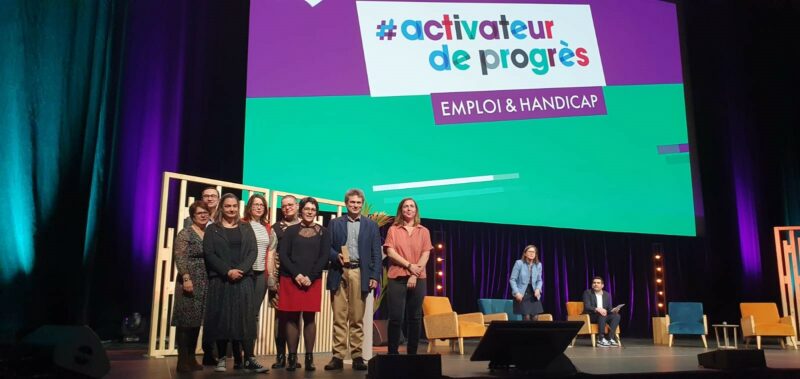 Julie Feniger, d&eacute;l&eacute;gu&eacute;e g&eacute;n&eacute;rale du Manifeste Inclusion, remet son prix &agrave; la SNCF, laur&eacute;ate de la cat&eacute;gorie &ldquo;Activateur de Maintien dans l&rsquo;emploi & d&rsquo;&Eacute;volution professionnelle&rdquo;